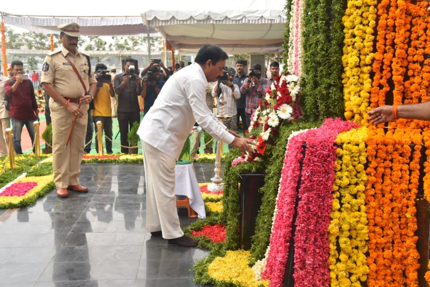 పోలీస్ అమరవీరులకు ఘన నివాళులర్పించిన మంత్రి