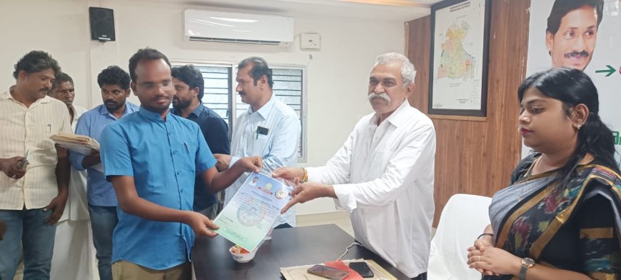 అసైన్ మెంట్ పట్టాలు పంపిణీ చేసిన ఎమ్మెల్యే.