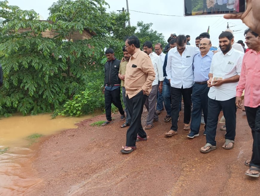 మిచౌంగ్ తుఫాన్ కారణంగా నీరు చేరిన ఇందిరమ్మ కాలనీని సందర్శించిన ఎంపీ ఆదాల