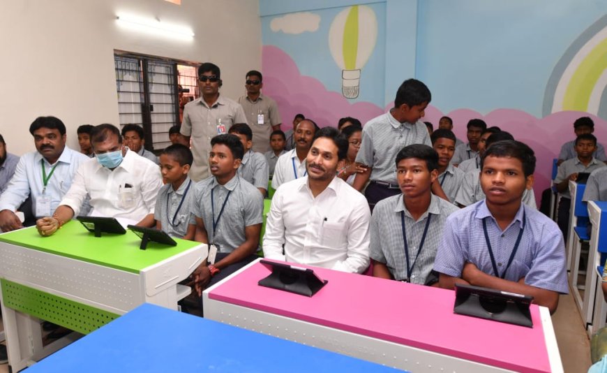 ట్యాబ్ లు పంపిణీ చేసిన సీఎం వైయస్. జగన్