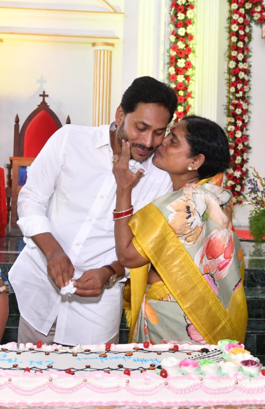 కుటుంబ సభ్యులతో కలసి క్రిస్మస్ పండుగ ప్రత్యేక ప్రార్థనలో పాల్గొన్న సీఎం జగన్