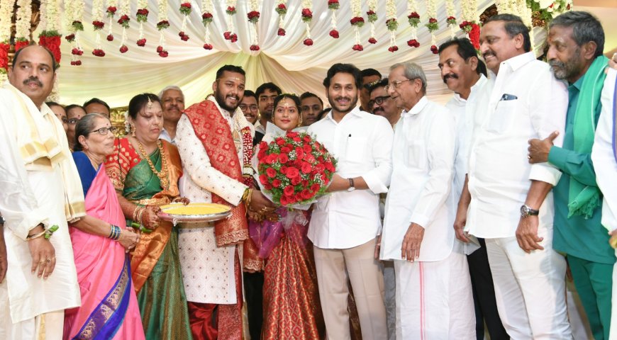 ఎమ్మిగనూరు ఎమ్మెల్యే చెన్నకేశవరెడ్డి మనవడి వివాహ వేడుకకు హాజరైన సీఎం జగన్