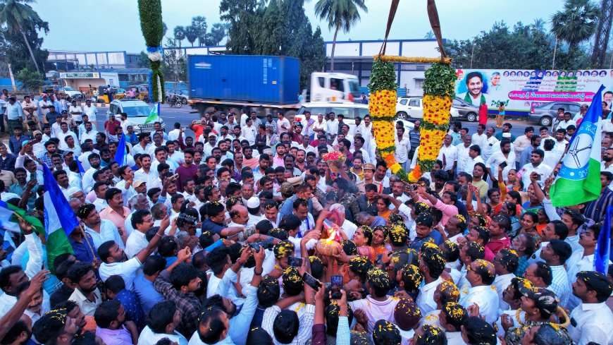 విజయసాయి రెడ్డికి ఘన స్వాగతం పలికిన బుర్రా మధుసూదన యాదవ్