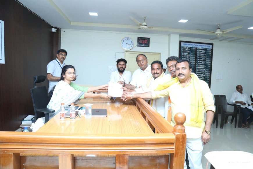 జన సందోహం మధ్య ఇంటూరి నాగేశ్వరరావు నామినేషన్