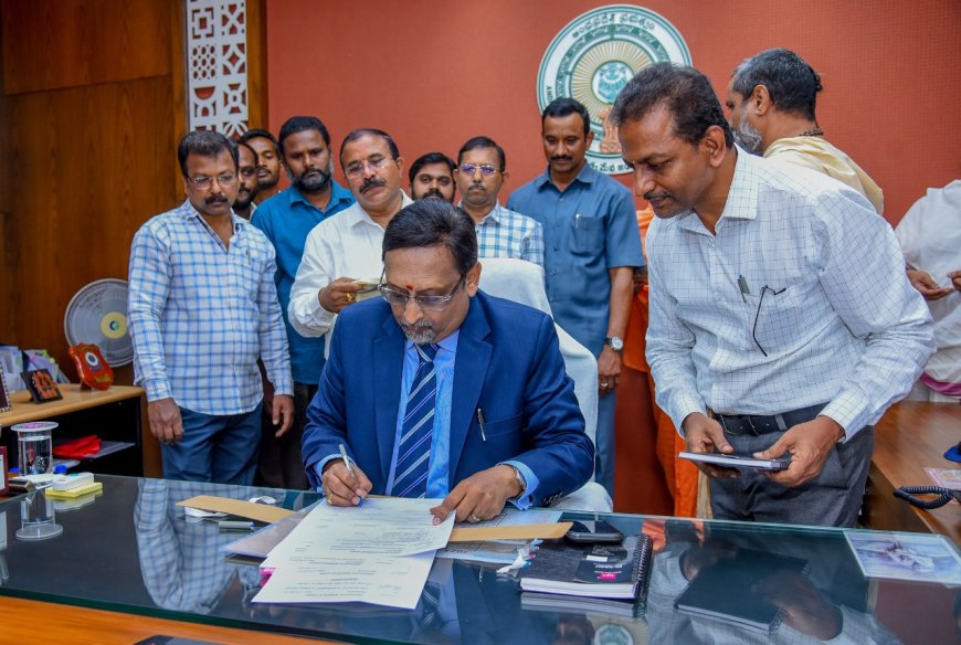 సీఎస్ గా బాధ్యతలు స్వీకరించిన నీరబ్ కుమార్ ప్రసాద్