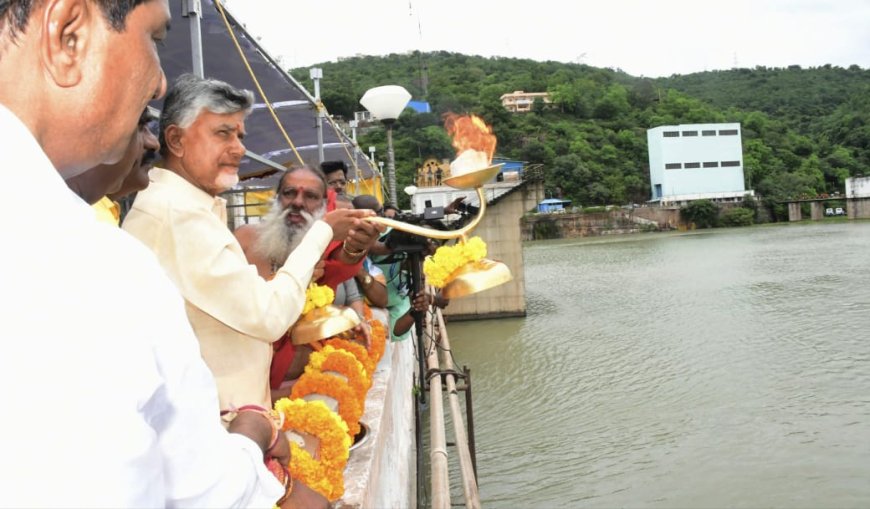 కృష్ణమ్మకు సీఎం చంద్రబాబు నాయుడు జల హారతి