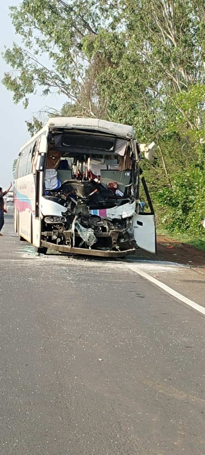 లారీని ఢీకొన్న ప్రైవేట్ ట్రావెల్ బస్సు