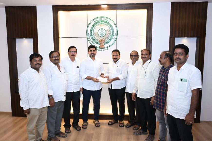 కందుకూరు ఫెర్టిలైజర్స్ అసోసియేషన్ ఆధ్వర్యంలో వరద బాధితులకు విరాళం