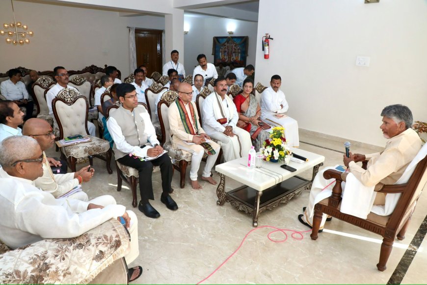 టీటీడీ అధికారులతో పద్మావతి అతిథి గృహంలో సీఎం చంద్రబాబు నాయుడు సమీక్ష