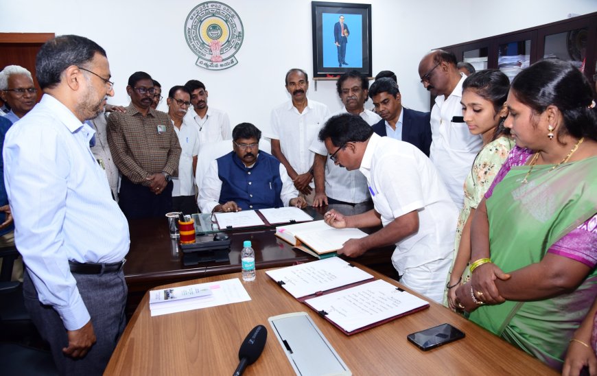 ఉపాధ్యాయ ఎమ్మెల్సీగా ప్రమాణం స్వీకారం చేసిన బొర్రా గోపిమూర్తి