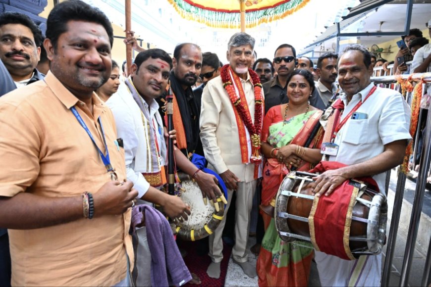 ఇంద్రకీలాద్రిపై  కనకదుర్గమ్మ అమ్మవారిని దర్శించుకున్న సీఎం చంద్రబాబు నాయుడు