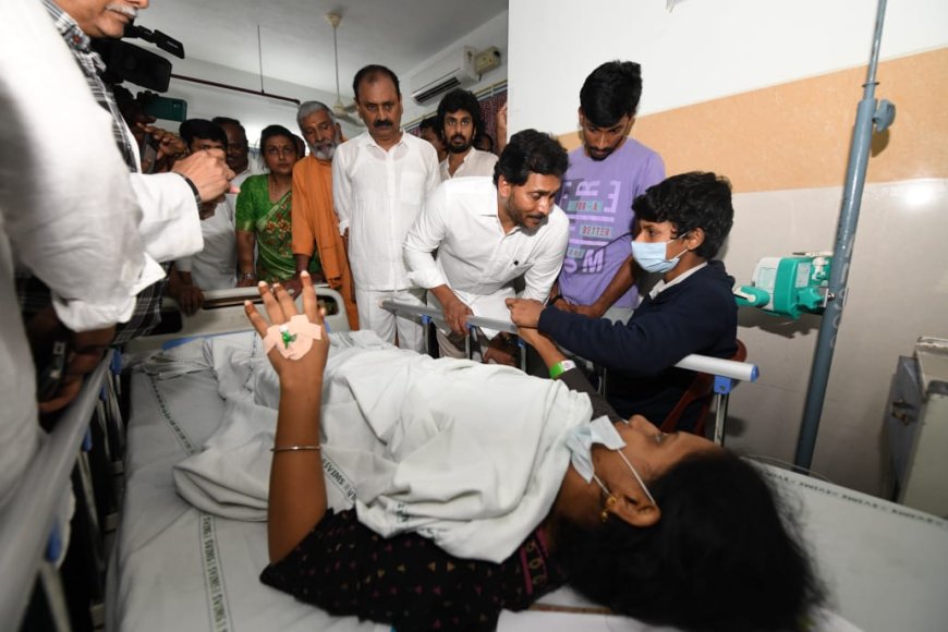 తిరుపతి పద్మావతి మెడికల్ కాలేజ్ ఆసుపత్రిలో బాధితులను పరామర్శించిన మాజీ సీఎం జగన్