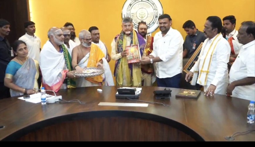 శ్రీకాళహస్తి బ్రహ్మోత్సవాలకు సీఎం చంద్రబాబు కు ఆహ్వానం