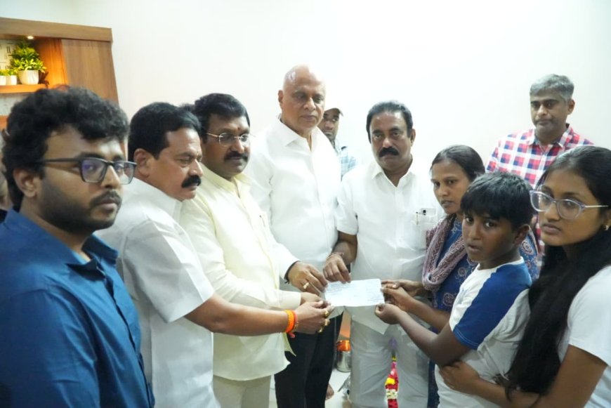 మధుసూదన్ కుటుంబ సభ్యులకు రాష్ట్ర ప్రభుత్వం తరుపున పది లక్షల చెక్కును అందజేసిన వేమిరెడ్డి