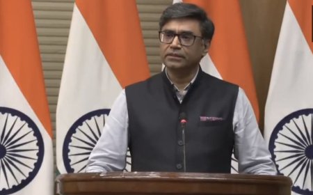 మాట్లాడుతున్న విదేశాంగ  కార్యదర్శి  విక్రమ్ మిస్రి
