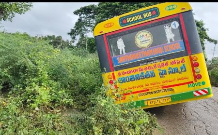 రోడ్డు సైడ్ కు  జారిపోయిన స్కూల్ బస్సు - తప్పిన ప్రమాదం