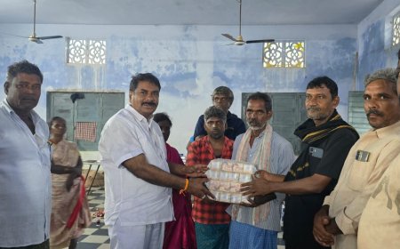 పునరావాస కేంద్రాల్లో తలదాచుకున్న  పేదలకు ఆహార పదార్థాలు పంపిణీ చేసిన జాలి రెడ్డి