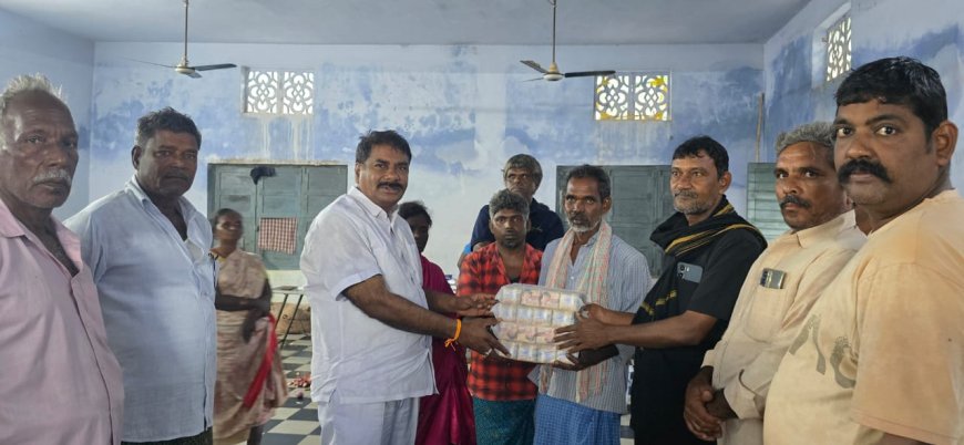 పునరావాస కేంద్రాల్లో తలదాచుకున్న  పేదలకు ఆహార పదార్థాలు పంపిణీ చేసిన జాలి రెడ్డి