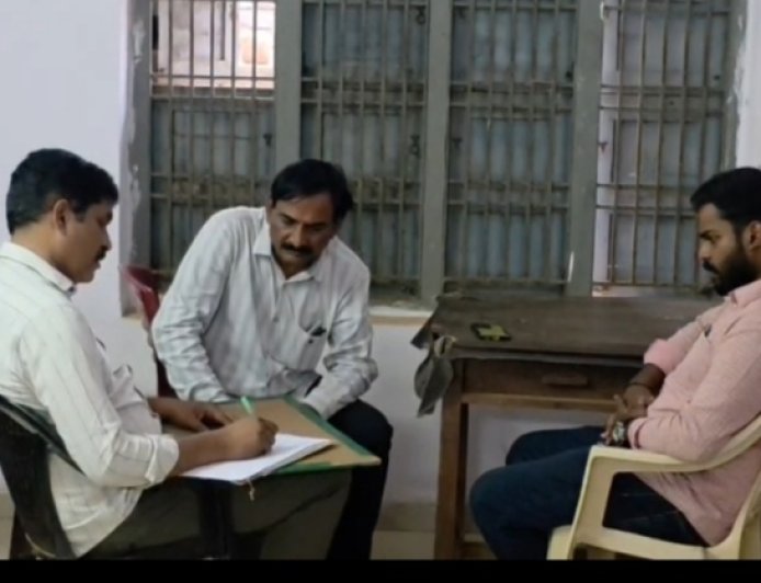 20 వేలు లంచం తీసుకుంటూ  ఏసీబీకి  చిక్కిన గుడ్లూరు విఆర్వో