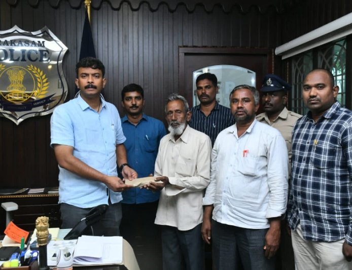 కందుకూరులో  రోడ్డు ప్రమాదంలో  మరణించిన కానిస్టేబుల్ కుటుంబానికి పోలీసులు ఆర్థిక సహాయం