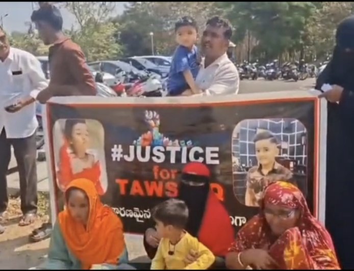 అసెంబ్లీ వద్ద తౌషిక్   తల్లిదండ్రులు నిరసన