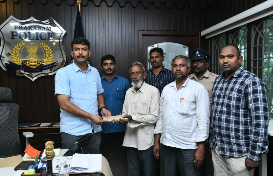 కందుకూరులో  రోడ్డు ప్రమాదంలో  మరణించిన కానిస్టేబుల్ కుటుంబానికి పోలీసులు ఆర్థిక సహాయం