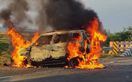 జెసిబి ని ఢీ కొట్టిన సంఘటనలో    దగ్ధమైన కారు