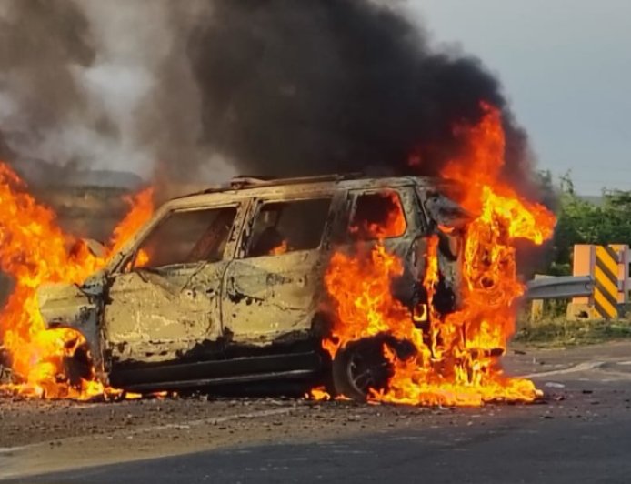 జెసిబి ని ఢీ కొట్టిన సంఘటనలో    దగ్ధమైన కారు