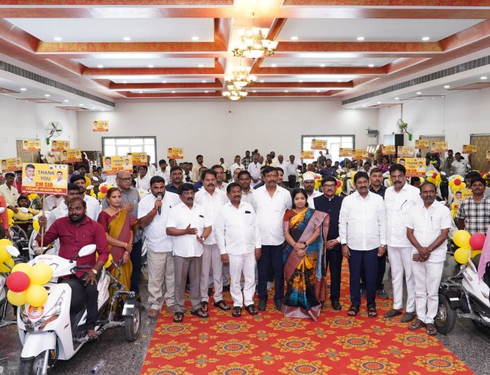 దివ్యాంగులకు ఉచిత త్రీ వీలర్  బైకులను పంపిణీ చేసిన మంత్రి  డోలా