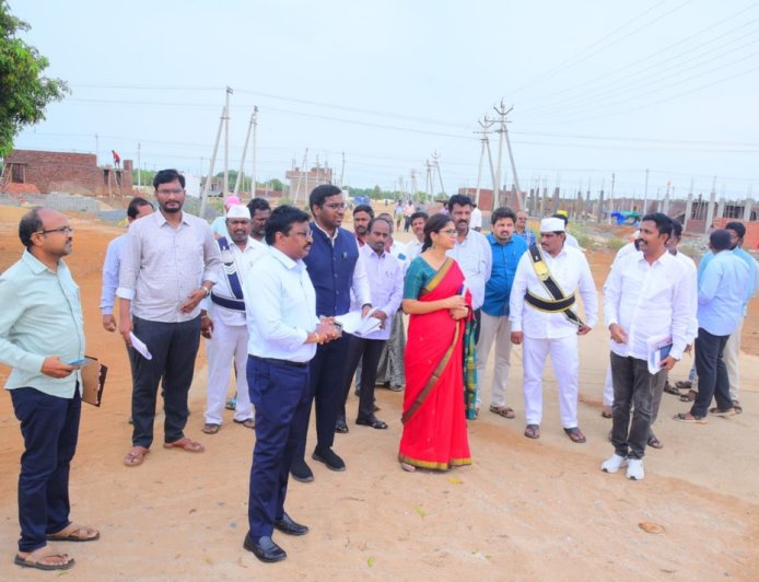 కర్లపాలెం నిర్వాసితులకు నిర్మిస్తున్న పునరావాస కాలనీని పరిశీలించిన కలెక్టర్