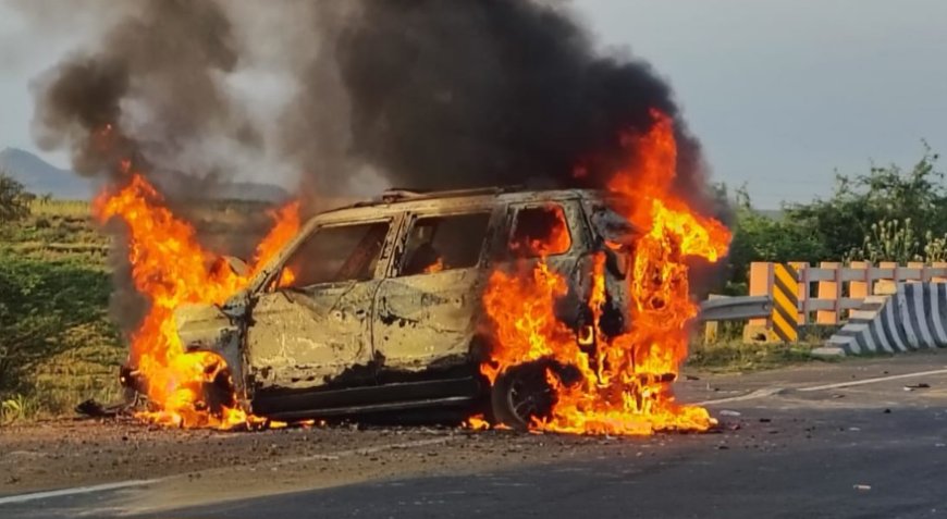 జెసిబి ని ఢీ కొట్టిన సంఘటనలో    దగ్ధమైన కారు