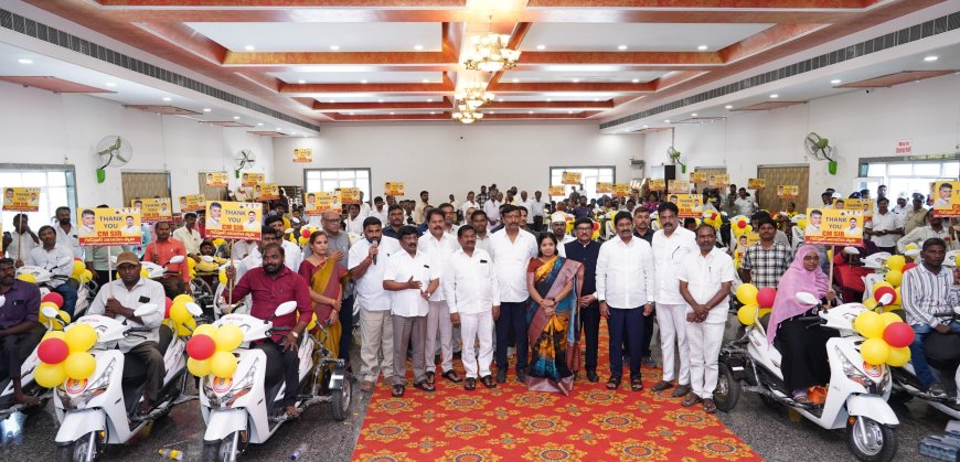దివ్యాంగులకు ఉచిత త్రీ వీలర్  బైకులను పంపిణీ చేసిన మంత్రి  డోలా