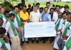వెలుగొండ  ప్రాజెక్ట్  నిర్వాసితులకు రూ 300 కోట్ల  పరిహారం చెక్కును అందించిన సీఎం చంద్రబాబు