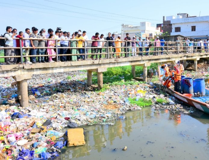 వ్యర్ధాల నిర్వహణలో  ప్రతి ఒక్కరూ తమవంతుగా  బాధ్యత వహించాలి కలెక్టర్ రాజాబాబు