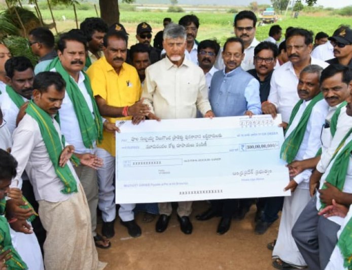వెలుగొండ  ప్రాజెక్ట్  నిర్వాసితులకు రూ 300 కోట్ల  పరిహారం చెక్కును అందించిన సీఎం చంద్రబాబు