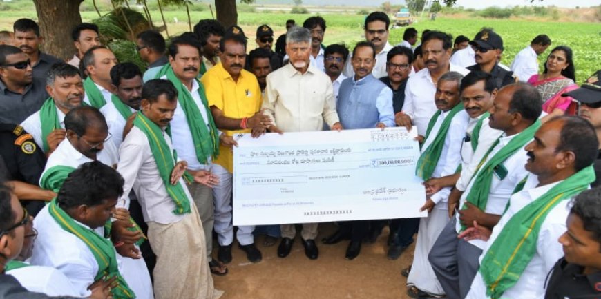 వెలుగొండ  ప్రాజెక్ట్  నిర్వాసితులకు రూ 300 కోట్ల  పరిహారం చెక్కును అందించిన సీఎం చంద్రబాబు