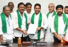 మాజీ సీఎం జగన్ తో  పొగాకు రైతులు సమావేశం
