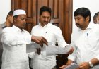 తాడేపల్లి లో  మాజీ ముఖ్యమంత్రి జగన్ ను కలిసిన  వైసీపీ పట్టణ అధ్యక్షులు రఫీ