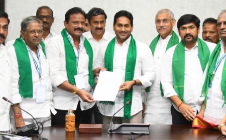 మాజీ సీఎం జగన్ తో  పొగాకు రైతులు సమావేశం