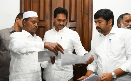 తాడేపల్లి లో  మాజీ ముఖ్యమంత్రి జగన్ ను కలిసిన  వైసీపీ పట్టణ అధ్యక్షులు రఫీ