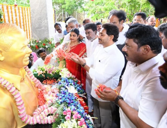 ఇడుపులపాయలో  ఘనంగా దివంగత ముఖ్యమంత్రి  రాజశేఖర్ రెడ్డి  జన్మదిన వేడుకలు