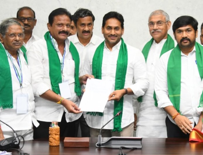 మాజీ సీఎం జగన్ తో  పొగాకు రైతులు సమావేశం