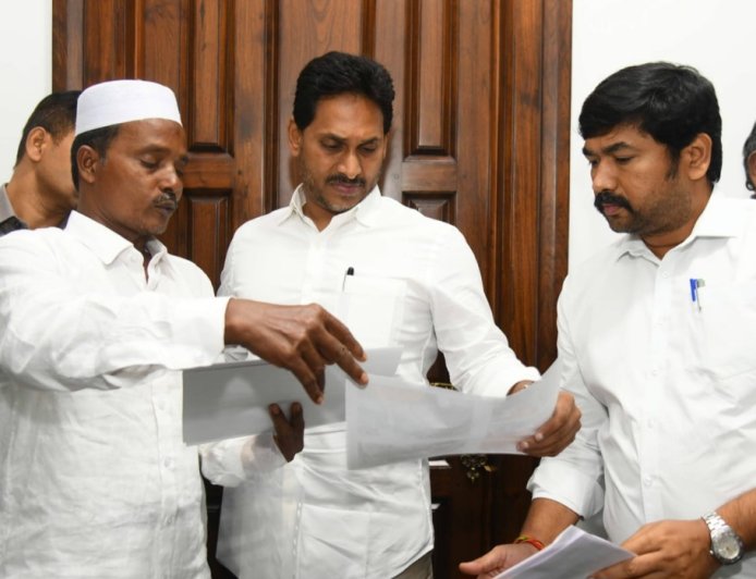 తాడేపల్లి లో  మాజీ ముఖ్యమంత్రి జగన్ ను కలిసిన  వైసీపీ పట్టణ అధ్యక్షులు రఫీ