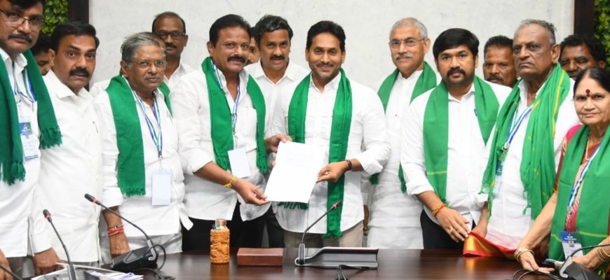 మాజీ సీఎం జగన్ తో  పొగాకు రైతులు సమావేశం