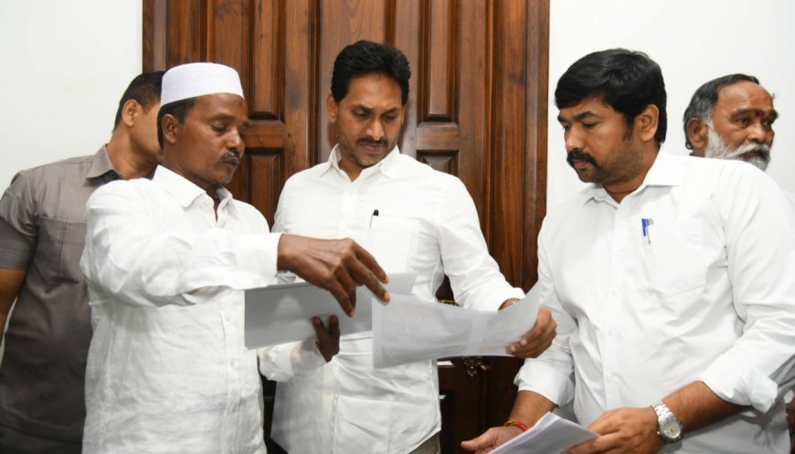 తాడేపల్లి లో  మాజీ ముఖ్యమంత్రి జగన్ ను కలిసిన  వైసీపీ పట్టణ అధ్యక్షులు రఫీ