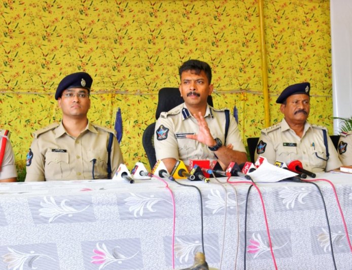 డీజీ పేటలో జరిగిన  ఇద్దరు మహిళ హత్య కేసులను చేదించిన పోలీసులు