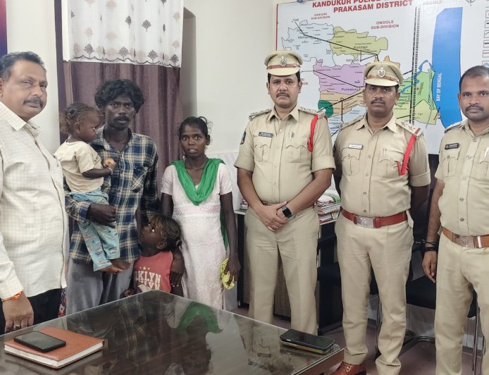 తప్పిపోయిన బాలుడిని  సురక్షితంగా  తల్లిదండ్రుల దగ్గరకు చేర్చిన  కందుకూరు పోలీసులు