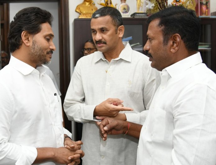 మాజీ ముఖ్యమంత్రి వైయస్ జగన్ మోహన్ రెడ్డిని కలిసిన  ఇంటూరి హరిబాబు