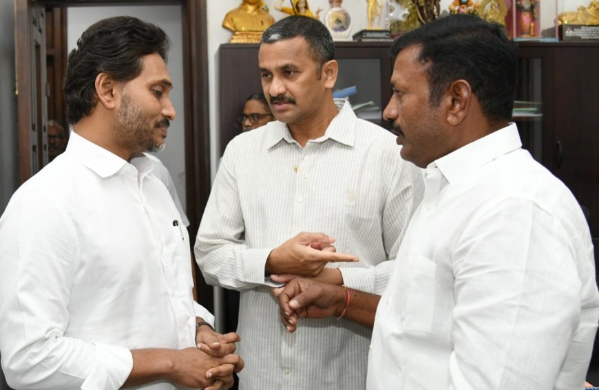 మాజీ ముఖ్యమంత్రి వైయస్ జగన్ మోహన్ రెడ్డిని కలిసిన  ఇంటూరి హరిబాబు